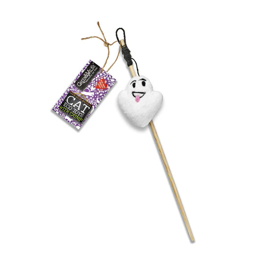 Mr. Spooky macskajáték pálcával fehér háttéren