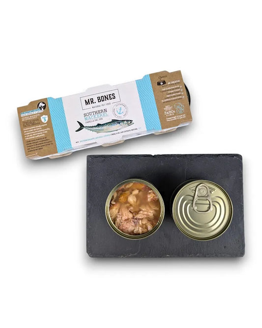 Főtt makréla a konzervdobozban – Képen a Mr. Bones Fresh Topper nedves eledel, jól látható darabos makrélával.