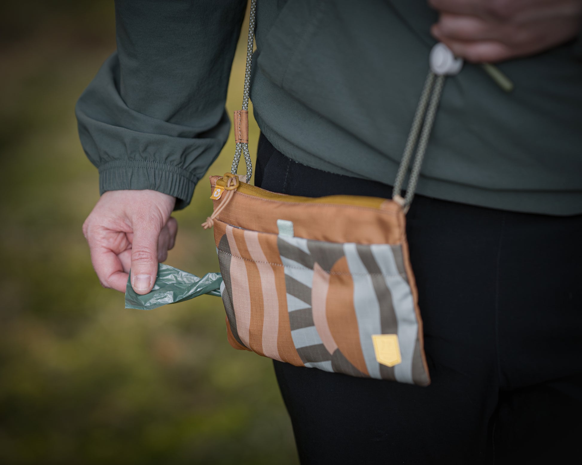 Woolly Wolf Cloudbeam válltáska – praktikus táska kakizacskó adagolóval