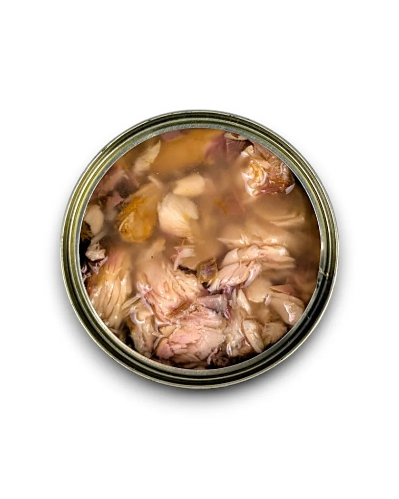 Főtt makréla a konzervdobozban – Képen a Mr. Bones Fresh Topper nedves eledel, jól látható darabos makrélával.